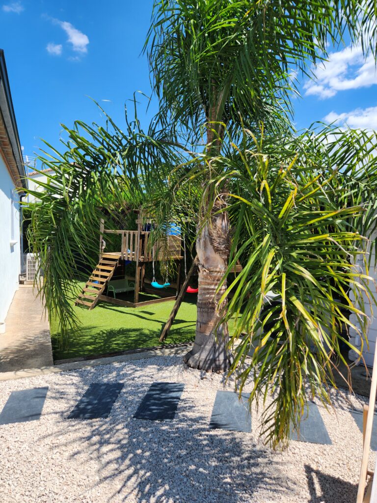 cocotier avec espace enfant balancoire et cabane